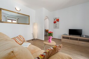 TV - 2-4 persons, pool, only 200m from the beach, parking, quiet area. (Porec)