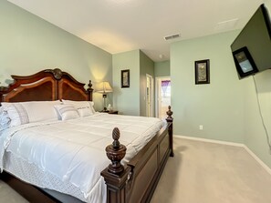4 bedrooms, desk, iron/ironing board, travel crib - 🌺 Beautiful Wildflower Escape🌺 (Davenport)