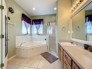 Combined shower/bathtub, hair dryer, towels, soap - 🌺 Beautiful Wildflower Escape🌺 (Davenport)
