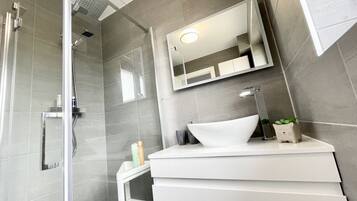 House | Bathroom | Shower, hair dryer, towels