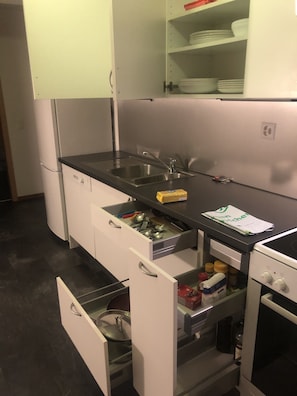 Frigorifero, forno, piano cottura, lavastoviglie