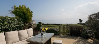 Cozy 3 Bedroom Cottage with stunning Sea View - Pass the Keys