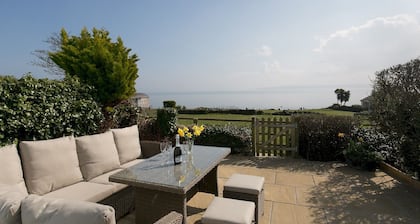 Cozy 3 Bedroom Cottage with stunning Sea View - Pass the Keys