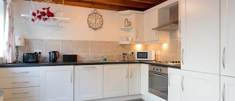 Kühlschrank, Mikrowelle, Ofen, Geschirrspüler