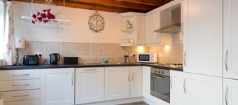 Pass the Keys | Cozy 3 Bedroom Cottage with stunning Sea View