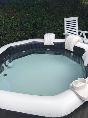 Outdoor spa tub - La Forge Les Chevilloux, Gîte in Agris (Agris)