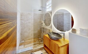 Douche, sèche-cheveux, serviettes fournies, savon