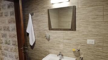 Bañera con ducha, secador de pelo, bidet, toallas