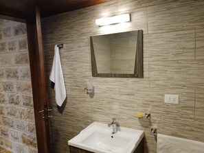 Combined shower/bathtub, hair dryer, bidet, towels