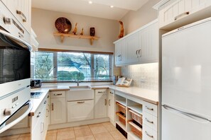 Microondas, horno, lavavajillas y periquera 