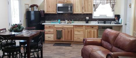 Kühlschrank, Mikrowelle, Wasserkocher mit Kaffee-/Teezubehör, Toaster