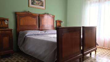 2 quartos, escrivaninha, ferros/tábuas de passar roupa, berço de viagem