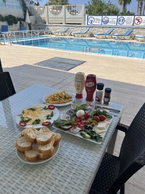 Desayuno con opciones de la cocina local incluido todos los días 