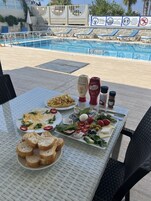 Desayuno con opciones de la cocina local incluido todos los días 