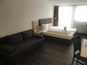 Habitación individual básica, con acceso para personas discapacitadas, vista al jardín | Caja de seguridad en la habitación y decoración personalizada