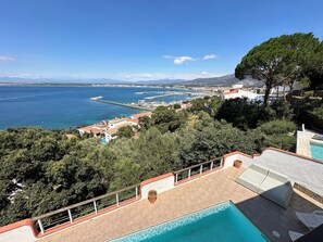 A pool area with a view of the sea and a marina. - Agi Villa Poncella Casa for rent in Roses Girona. (Roses)