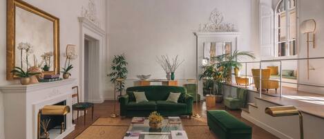 32-inch Smart TV with satellite channels, TV