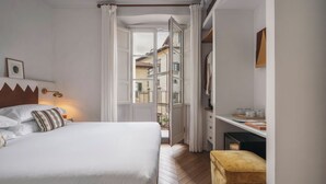 Une chambre à coucher avec un lit, un bureau et une fenêtre avec des rideaux.