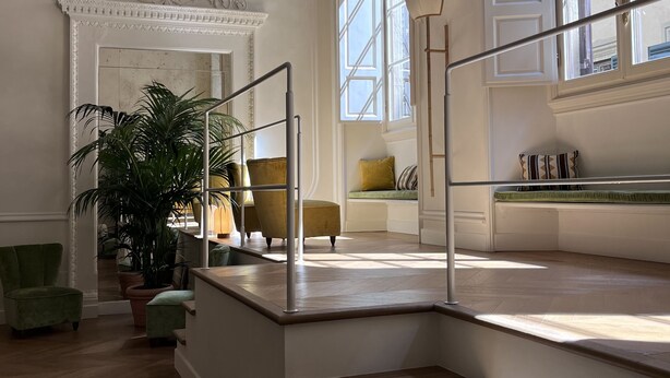 Un intérieur spacieux agrémenté d’un magnifique escalier, d’une cheminée et de grandes fenêtres qui laissent entrer la lumière naturelle.