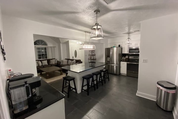 Open concert kitchen with island table capacity for 10 people