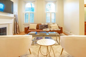 Living area - Elegant & Spacious 2BR Lafayette Square Home (St. Louis)