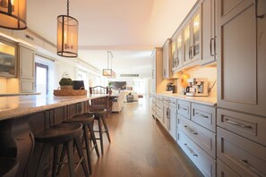 Een magnetron, een oven, een kookplaat, een vaatwasser