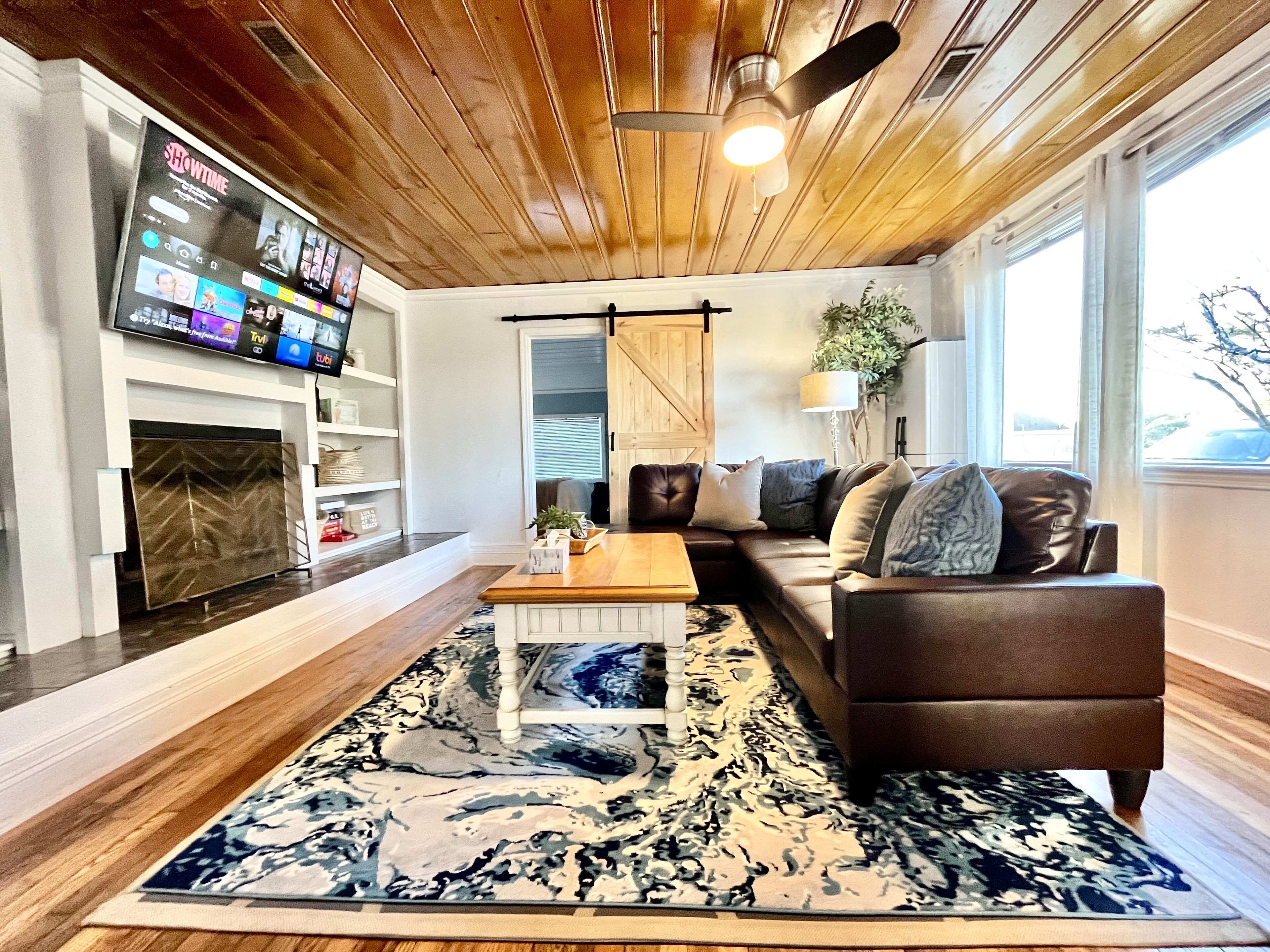 スマートテレビ、暖炉、ステレオ