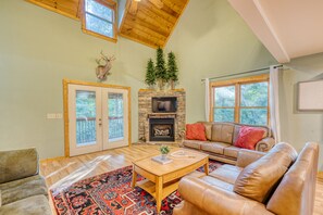 Smart TV, chimenea, reproductor de DVD y futbolito 