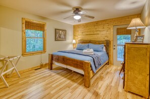 3 habitaciones, escritorio y tabla de planchar con plancha 