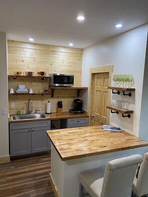 Refrigerador, microondas, parrilla de estufa y cafetera y tetera 