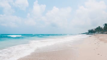 Una playa cerca, toallas de playa