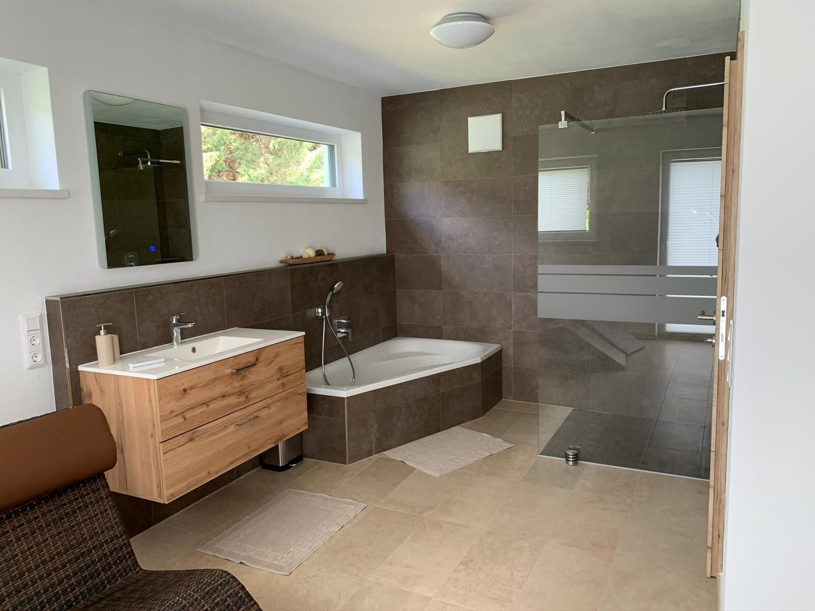 Badewanne, Haartrockner, Handtücher, Toilettenpapier