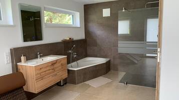 Badewanne, Haartrockner, Handtücher, Toilettenpapier