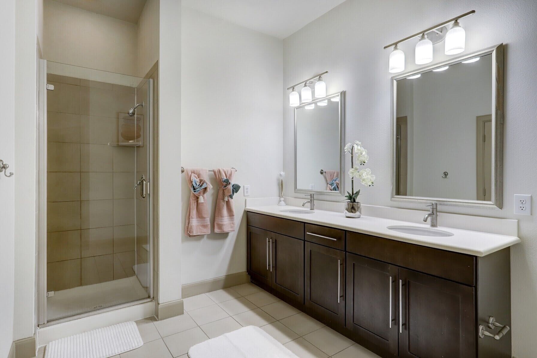 Combined shower/tub, hair dryer, towels