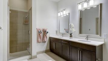 Combined shower/tub, hair dryer, towels