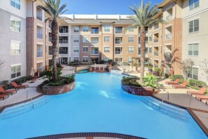 Outdoor pool - Stylish 2 BR in the Med Center near NRG Stadium (Houston)