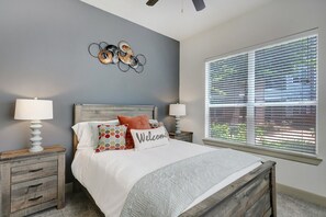 3 bedrooms, iron/ironing board, WiFi, bed sheets - Stylish 2 BR in the Med Center near NRG Stadium (Houston)
