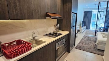 Deluxe Studio 1 | Private kitchen | Full-sized fridge, microwave, oven, stovetop