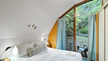 2 bedrooms, iron/ironing board, bed sheets