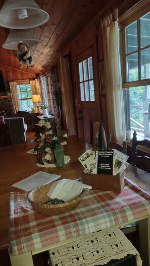 Lobby - The Little White Dogwood cabin... Time is priceless (Franklin)