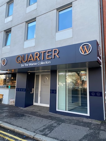 Entrada da propriedade. Quarter by Warren Collection