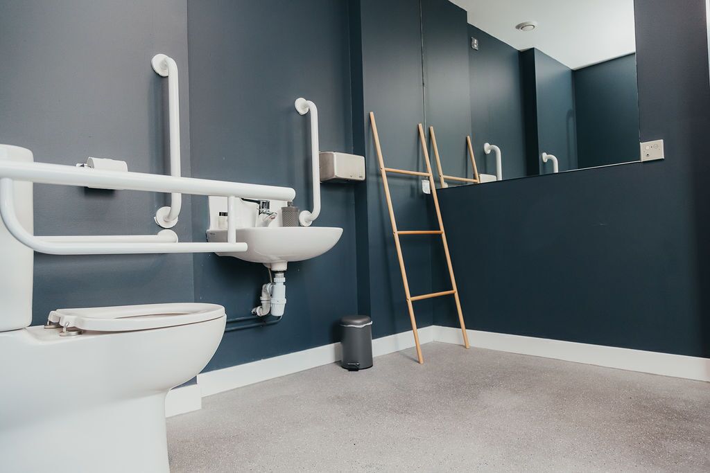 economy room | bathroom | shower, hair dryer, towels, soap