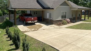 Un bâtiment d’un seul étage, doté d’un garage fermé et d’une allée.