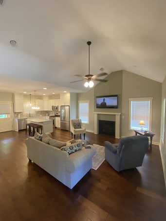 Smart TV, fireplace. One block from Main Street, short ride to Oxford, Enid, Sardis and Grenada Lakes
