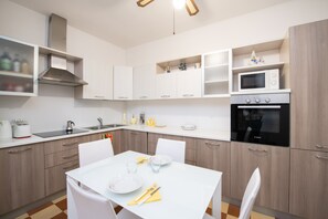 Apartament econòmic | Cuina privada | Frigorífic, microones, forn i placa de cuina 
