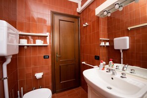 Apartament econòmic | Bany | Dutxa, assecador de cabells, bidet i tovalloles 