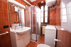 Economy-Apartment | Badezimmer | Dusche, Haartrockner, Bidet, Handtücher
