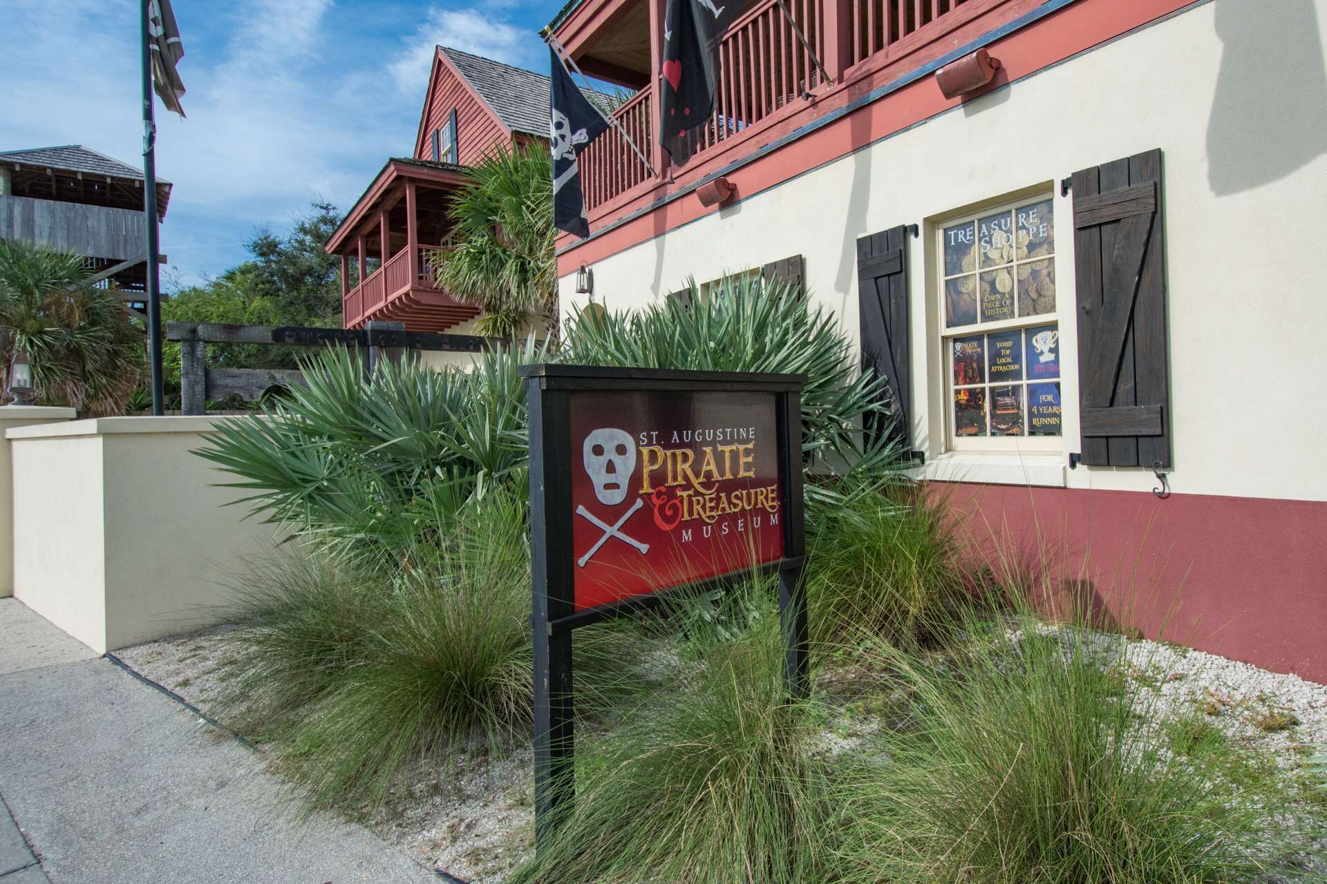 A building with a sign for St. Augustine Pirate & Treasure Museum.