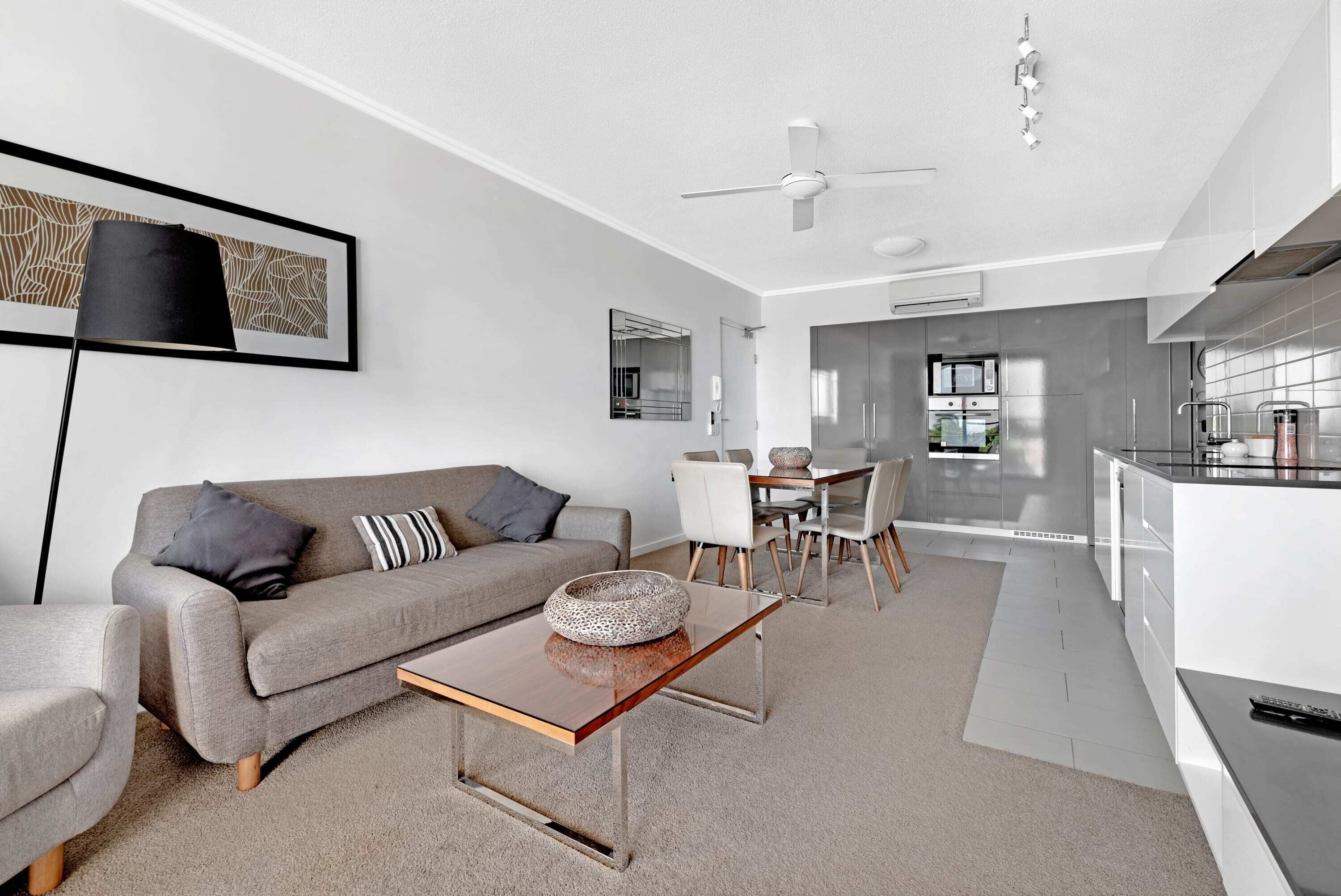 Central 3 bed unit with Pool & Secure Parking