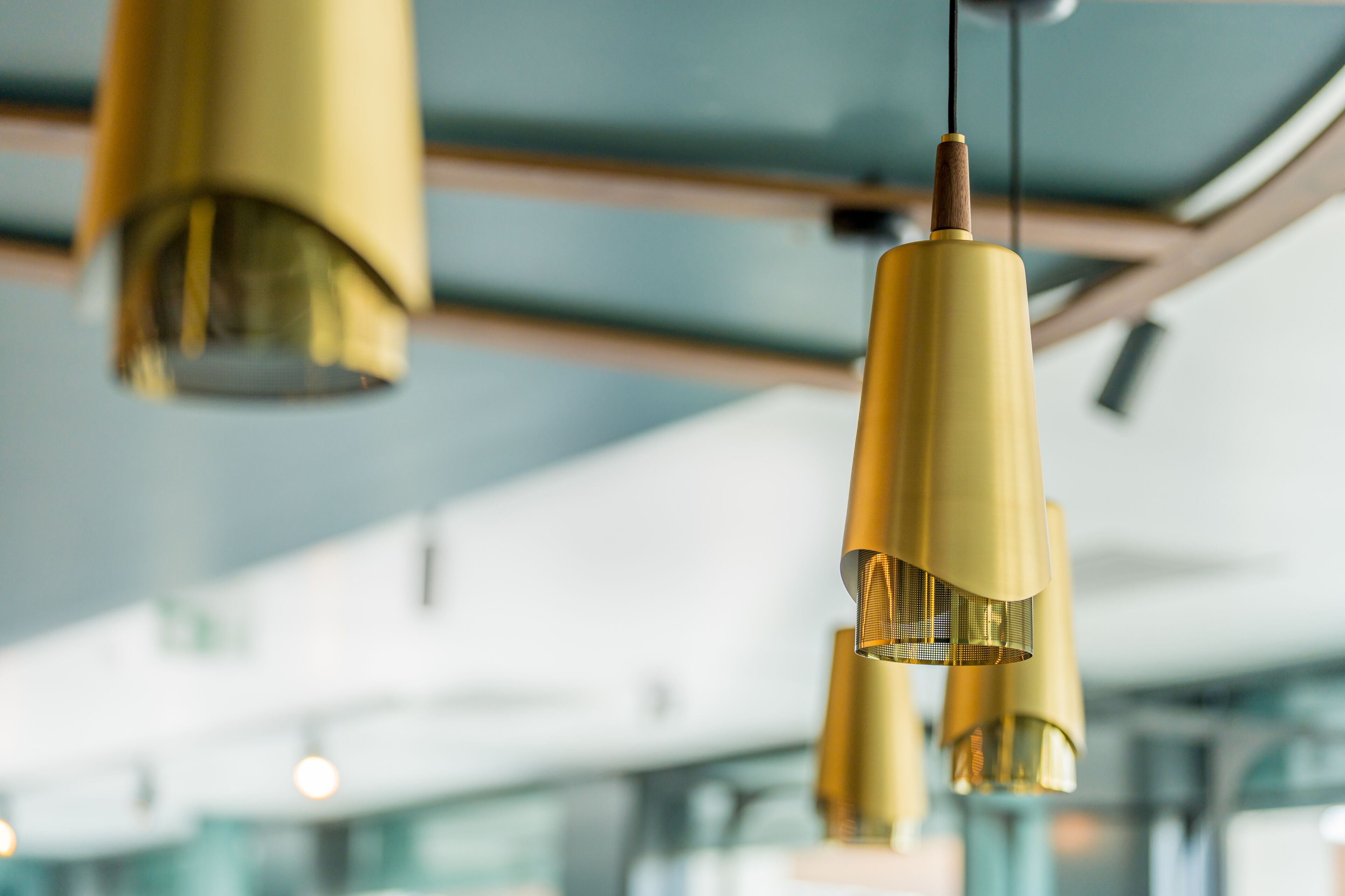 Gros plan d’un lustre moderne à la finition métallique.